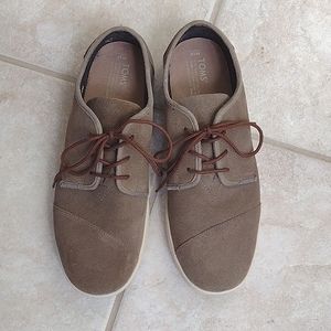 TOMS men's taupe lace up shoes